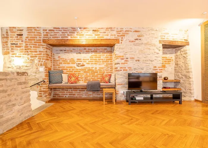 Old Town - Viru Gate * تالين